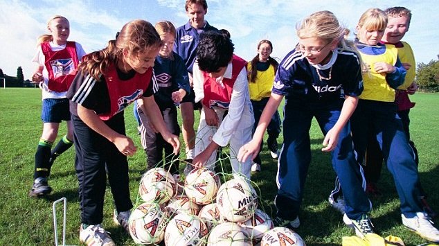 Groupe de jeune heureux à faire du sport