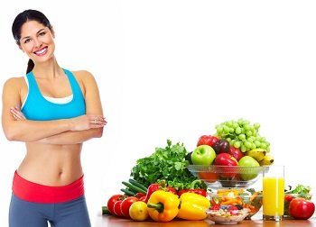 Femme avec ventre plat et plateau de fruit pour bien manger