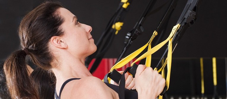 femme s'entrainant au TRX