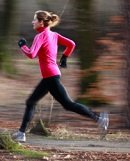 femme qui court dans la foret