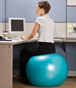 Voici pourquoi vous devriez changer votre chaise contre un ballon de gym