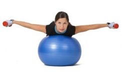 Exercices pour muscler les bras avec ballon de gym