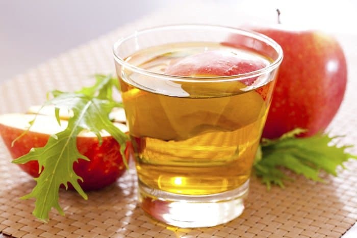 verre de vinaigre de cidre