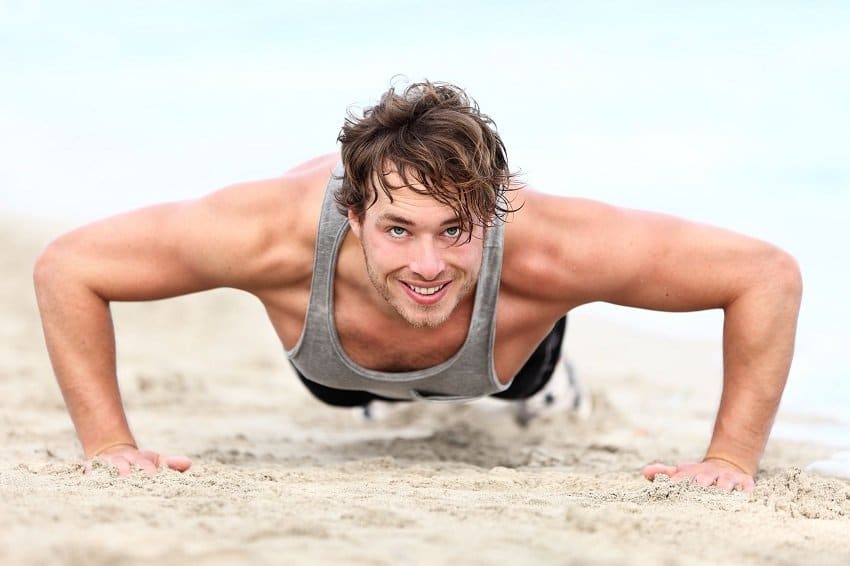 Homme faisant du sport sur la plage